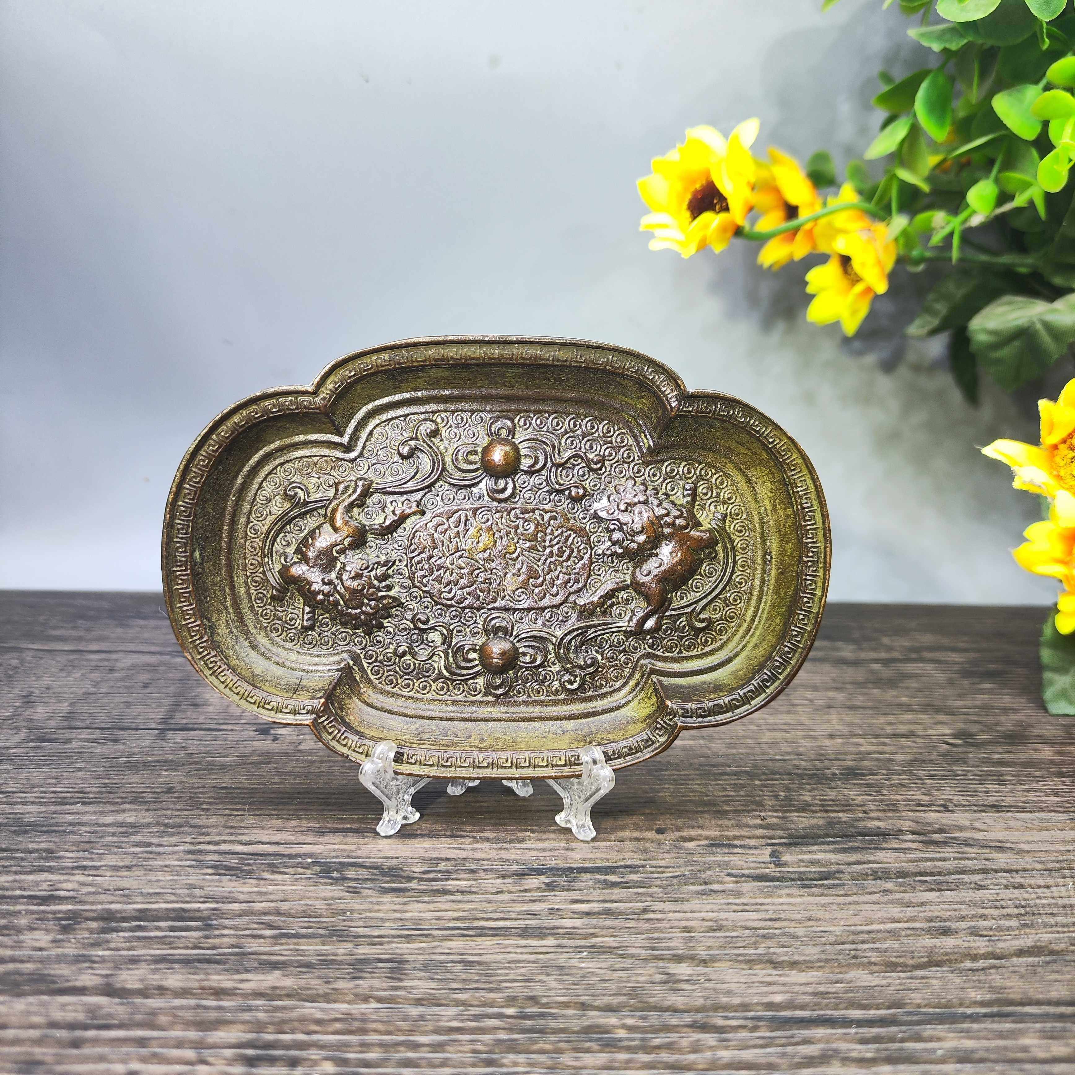 Vintage Brass Lion Playing Bal - Vintage Collectible Ashtrays recension och pris