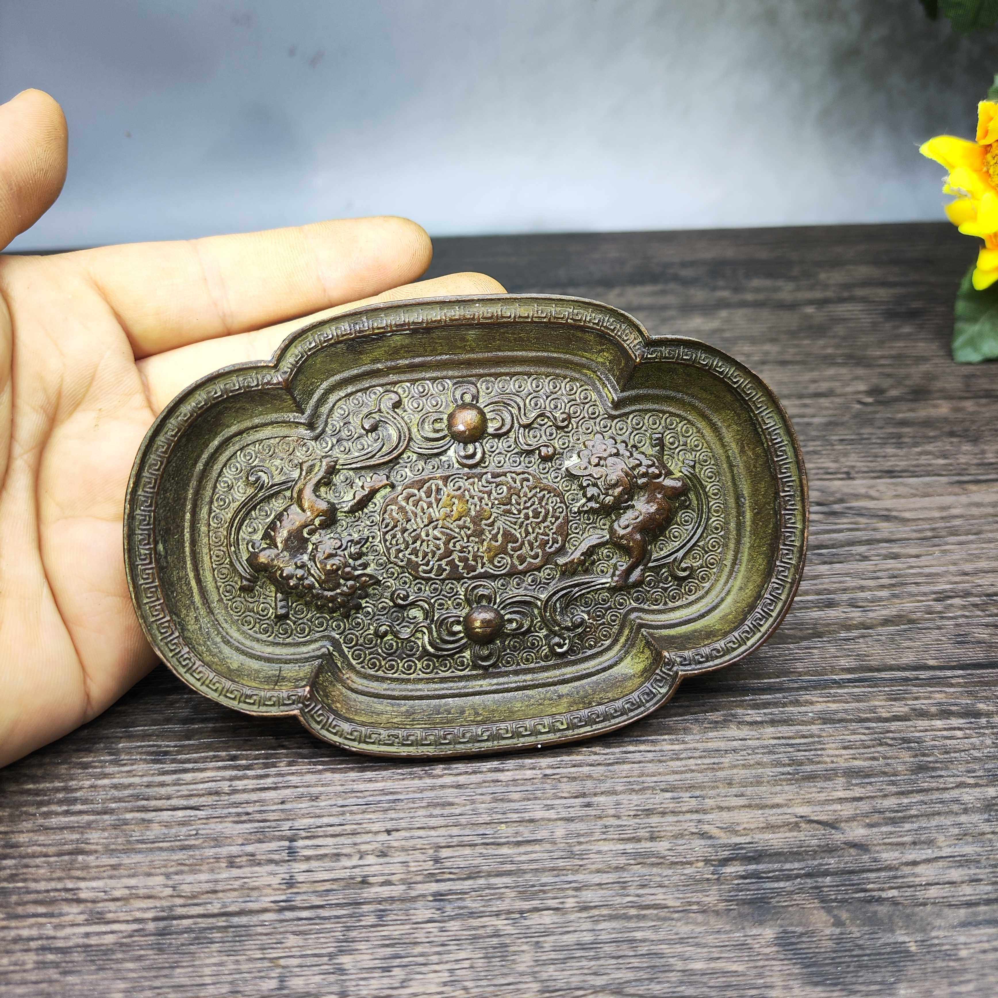 Vintage Brass Lion Playing Bal - Vintage Collectible Ashtrays recension och pris