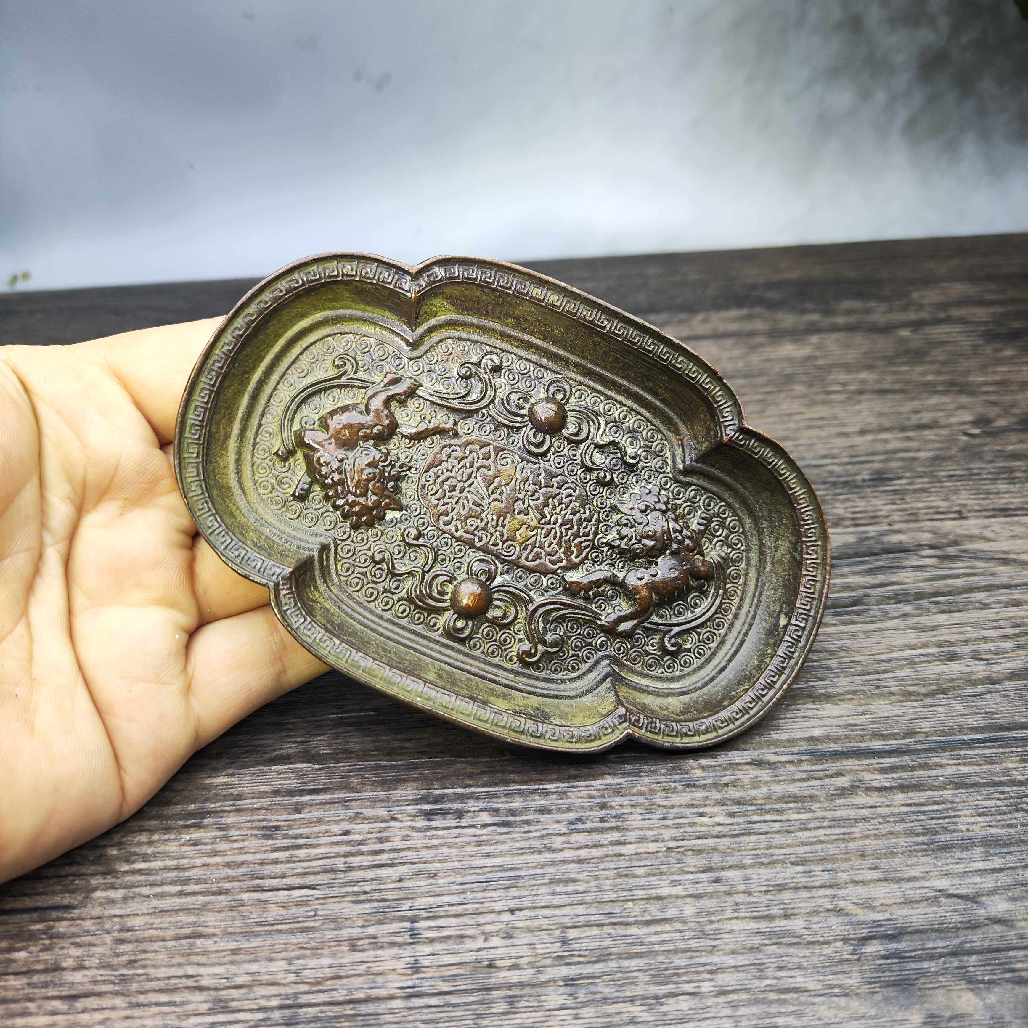 Vintage Brass Lion Playing Bal - Vintage Collectible Ashtrays recension och pris